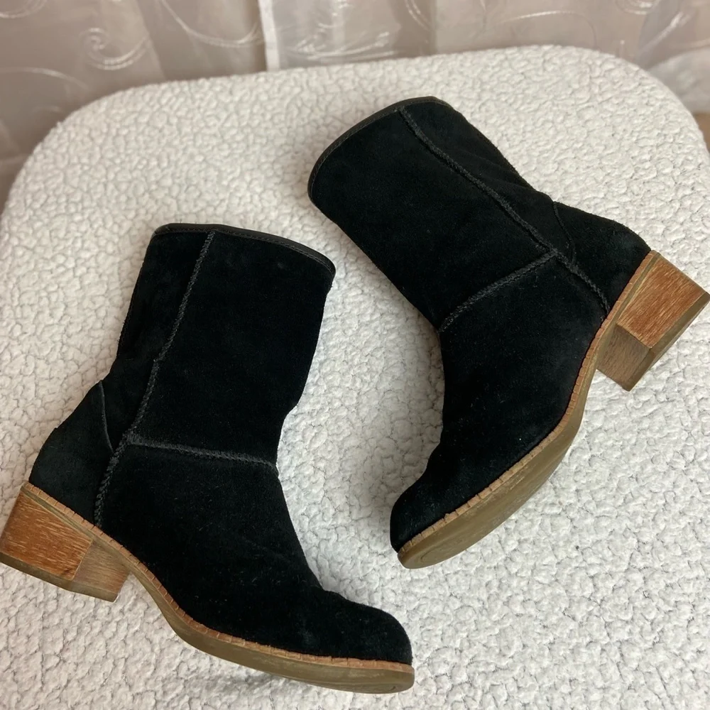 UGG Australia Cyrinda Black Suede Boots, 6